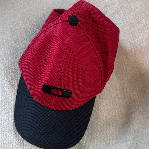 Oakley Red and Black Logo Cap - Picture 8 of 8